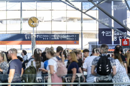 Warteschlagen am Flughafen in Köln
