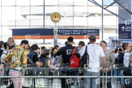 Warteschlagen am Flughafen in Köln