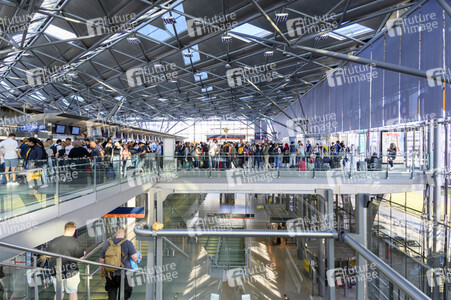 Warteschlagen am Flughafen in Köln
