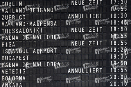 Warteschlagen am Flughafen in Köln