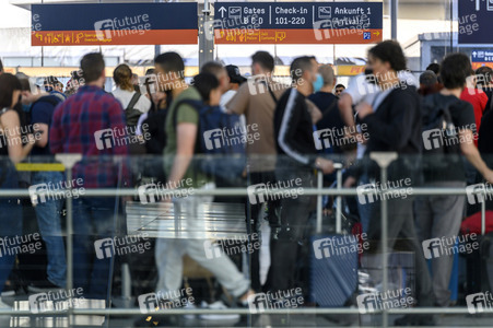 Warteschlagen am Flughafen in Köln