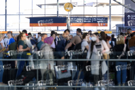 Warteschlagen am Flughafen in Köln