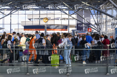 Warteschlagen am Flughafen in Köln