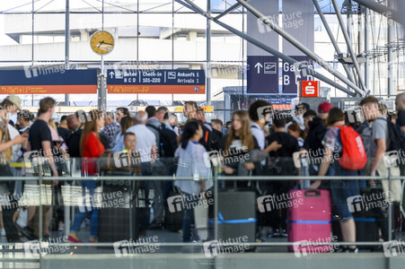 Warteschlagen am Flughafen in Köln