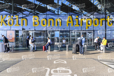 Warteschlagen am Flughafen in Köln