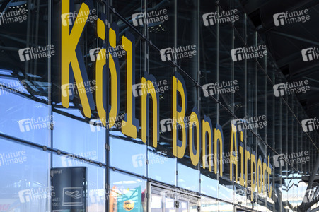 Warteschlagen am Flughafen in Köln