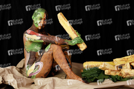 FOOD ART: Hamburger Bodypainting