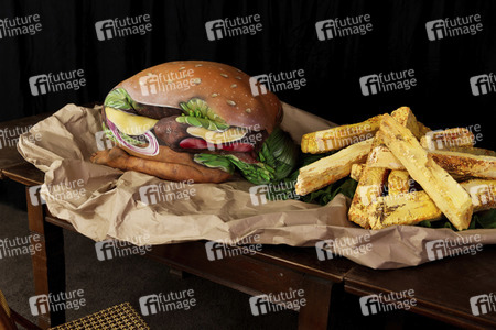 FOOD ART: Hamburger Bodypainting
