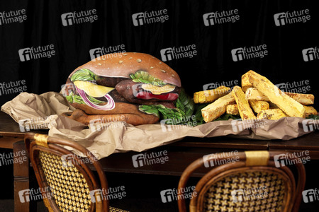 FOOD ART: Hamburger Bodypainting