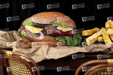 FOOD ART: Hamburger Bodypainting