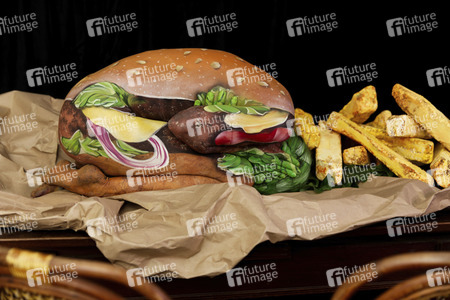 FOOD ART: Hamburger Bodypainting