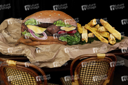 FOOD ART: Hamburger Bodypainting