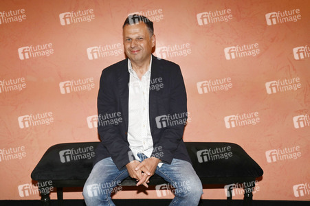 Theaterpremiere 'Bis zum Horizont, dann links!' in München