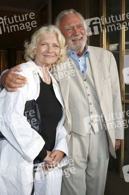 Theaterpremiere 'Brauchen Sie 'ne Quittung' in Berlin