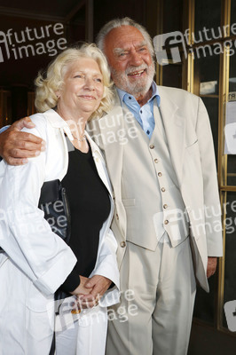 Theaterpremiere 'Brauchen Sie 'ne Quittung' in Berlin