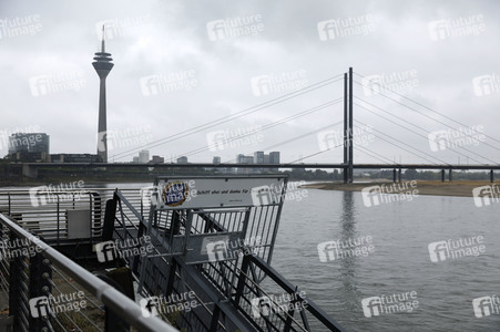 Niedrigwasser am Rhein in Düsseldorf