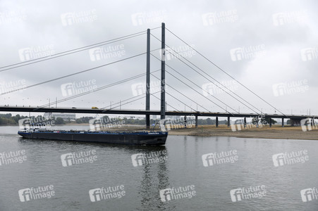 Niedrigwasser am Rhein in Düsseldorf