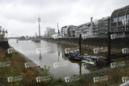 Niedrigwasser am Rhein in Düsseldorf