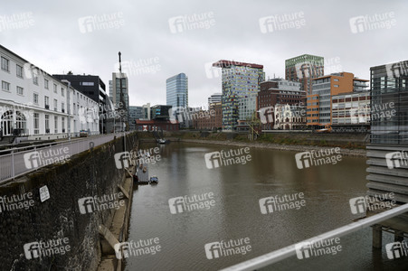 Niedrigwasser am Rhein in Düsseldorf