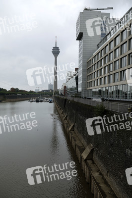 Niedrigwasser am Rhein in Düsseldorf