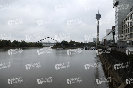 Niedrigwasser am Rhein in Düsseldorf