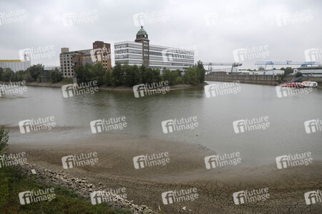 Niedrigwasser am Rhein in Düsseldorf