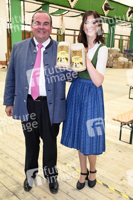 Präsentation des offiziellen Oktoberfest-Maßkrug 2022 in München