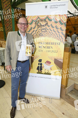 Präsentation des offiziellen Oktoberfest-Maßkrug 2022 in München