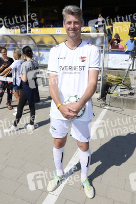 Benefiz-Fußballspiel 'Kicken mit Herz' 2022 in Hamburg