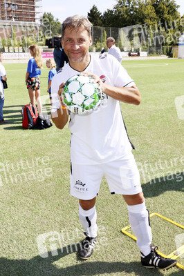 Benefiz-Fußballspiel 'Kicken mit Herz' 2022 in Hamburg