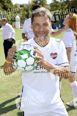 Benefiz-Fußballspiel 'Kicken mit Herz' 2022 in Hamburg