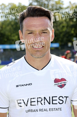 Benefiz-Fußballspiel 'Kicken mit Herz' 2022 in Hamburg