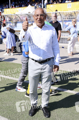 Benefiz-Fußballspiel 'Kicken mit Herz' 2022 in Hamburg