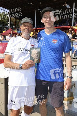 Benefiz-Fußballspiel 'Kicken mit Herz' 2022 in Hamburg