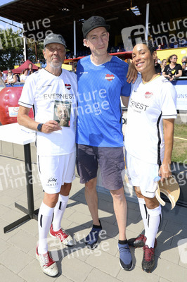 Benefiz-Fußballspiel 'Kicken mit Herz' 2022 in Hamburg