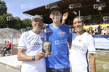 Benefiz-Fußballspiel 'Kicken mit Herz' 2022 in Hamburg