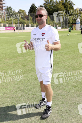 Benefiz-Fußballspiel 'Kicken mit Herz' 2022 in Hamburg