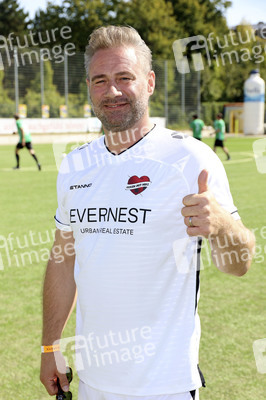 Benefiz-Fußballspiel 'Kicken mit Herz' 2022 in Hamburg