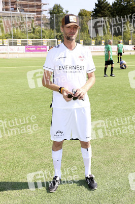 Benefiz-Fußballspiel 'Kicken mit Herz' 2022 in Hamburg