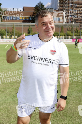 Benefiz-Fußballspiel 'Kicken mit Herz' 2022 in Hamburg