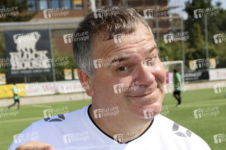 Benefiz-Fußballspiel 'Kicken mit Herz' 2022 in Hamburg