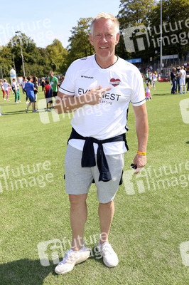 Benefiz-Fußballspiel 'Kicken mit Herz' 2022 in Hamburg