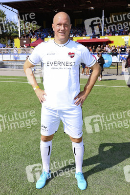 Benefiz-Fußballspiel 'Kicken mit Herz' 2022 in Hamburg