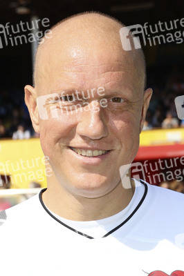 Benefiz-Fußballspiel 'Kicken mit Herz' 2022 in Hamburg