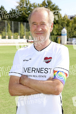 Benefiz-Fußballspiel 'Kicken mit Herz' 2022 in Hamburg