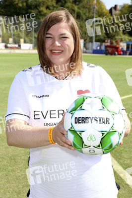 Benefiz-Fußballspiel 'Kicken mit Herz' 2022 in Hamburg