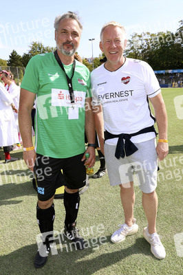 Benefiz-Fußballspiel 'Kicken mit Herz' 2022 in Hamburg