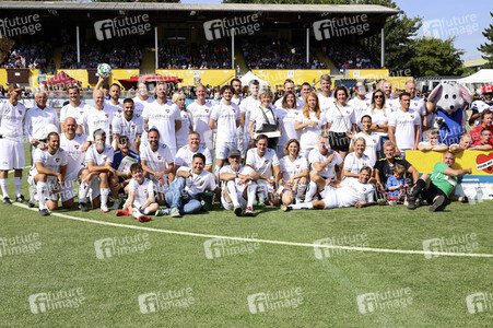 Benefiz-Fußballspiel 'Kicken mit Herz' 2022 in Hamburg