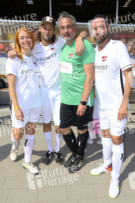 Benefiz-Fußballspiel 'Kicken mit Herz' 2022 in Hamburg
