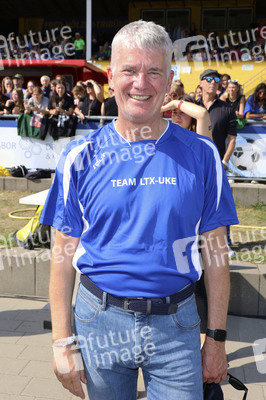 Benefiz-Fußballspiel 'Kicken mit Herz' 2022 in Hamburg